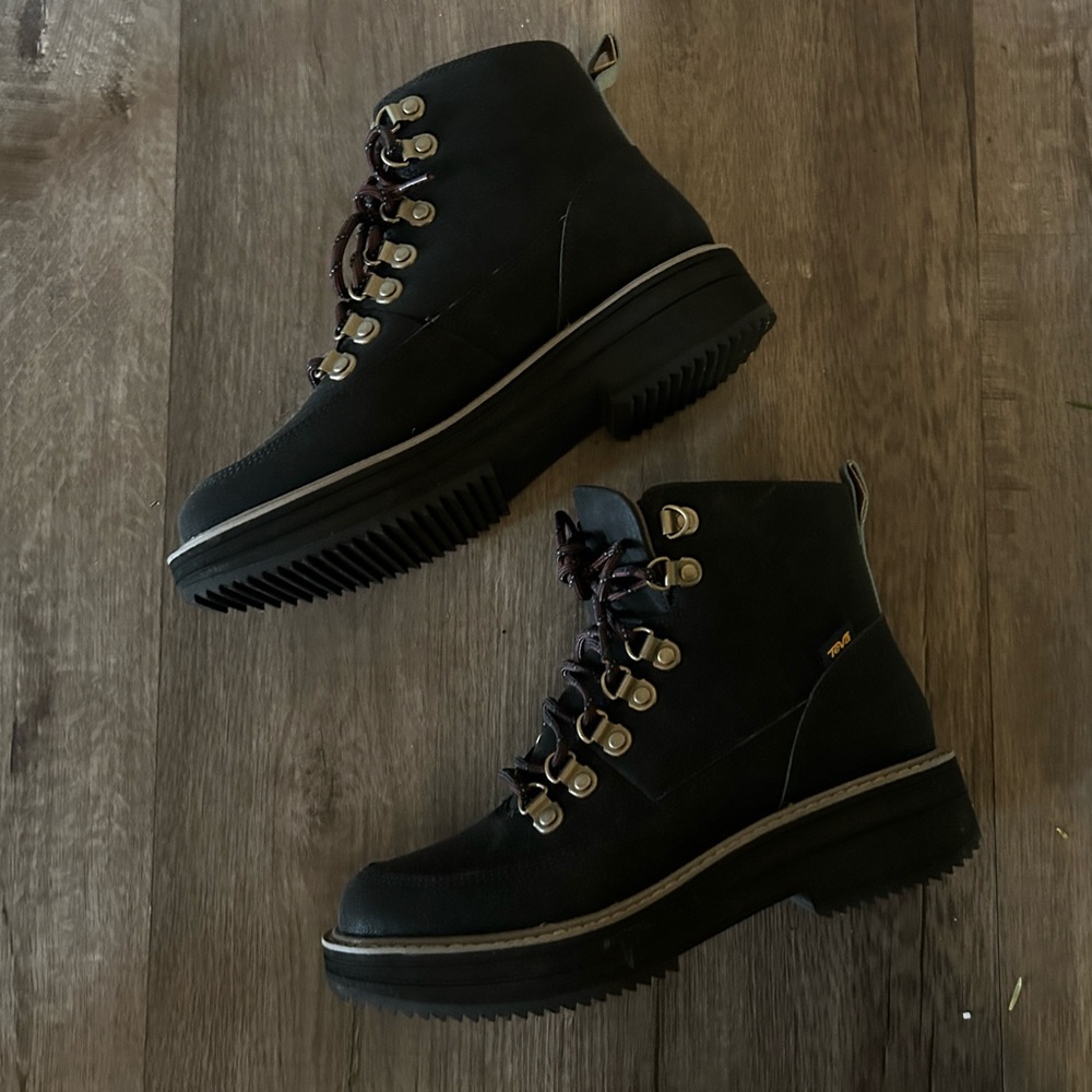 Brand New Teva Midform Boot 6.5